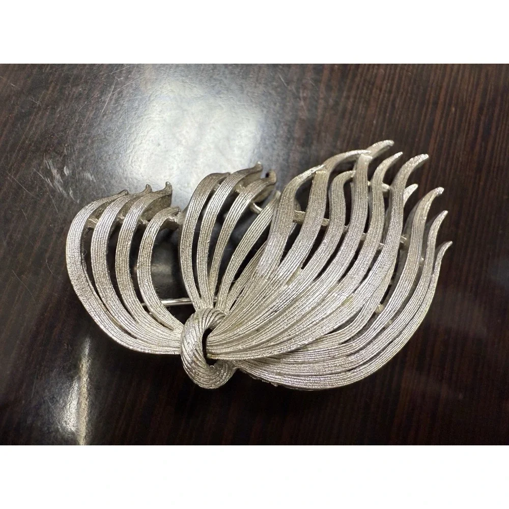 LISNER vintage‎ Silver tone ribbon brooch signed, pin estate